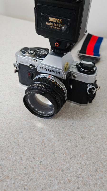 Olympus OM10 Film Camera + 50mm 1.8 + 80-200mm F4 Macro + Bag in Cameras & Camcorders in Dartmouth - Image 3