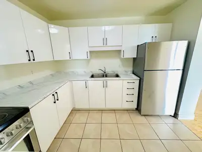 Apply now and get you First month rent free!! Welcome to Ridgeway & Somerset in Kitchener! These 9-s...