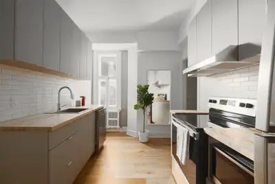 Superbe 4 et demi rénové et tout inclus dans un nouveau projet locatif situé au coin de l’avenue Car...