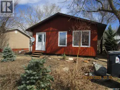 Looking for a great home, just the right size for a couple. This property is ideal! The cedar siding...