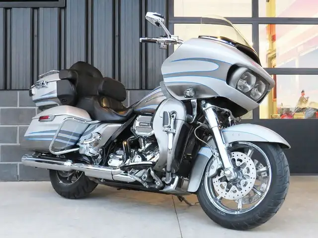 2016 Harley-Davidson FLTRUSE - CVO Road Glide Ultra in Sport Touring in Cambridge - Image 2
