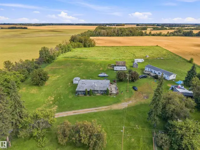 52315 RGE ROAD 273 Rural Parkland County, Alberta in Houses for Sale in St. Albert - Image 2