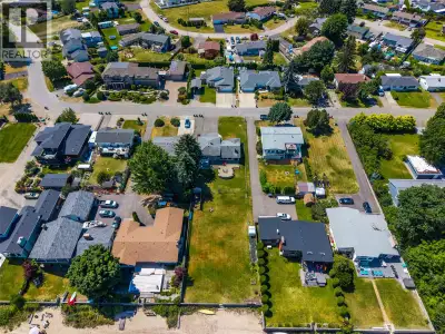 Large waterfront lot on Little Shuswap Lake! An amazing opportunity , as this is the last freehold w...