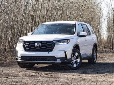 This Honda is a spacious and reliable SUV that delivers comfort, performance, and everyday versatili...