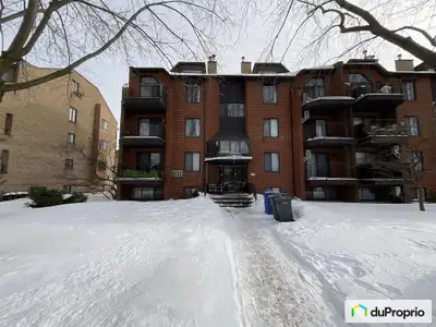 Beau condo*UNITÉ DE COIN, situé dans un secteur recherché et à proximité de tous les services. Salon...