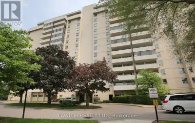 ** BLUFFS - RARELY OFFERED - CORNER SUITE - LARGEST 1 BEDROOM UNIT IN BUILDING ** DOWNTOWN CN TOWER...