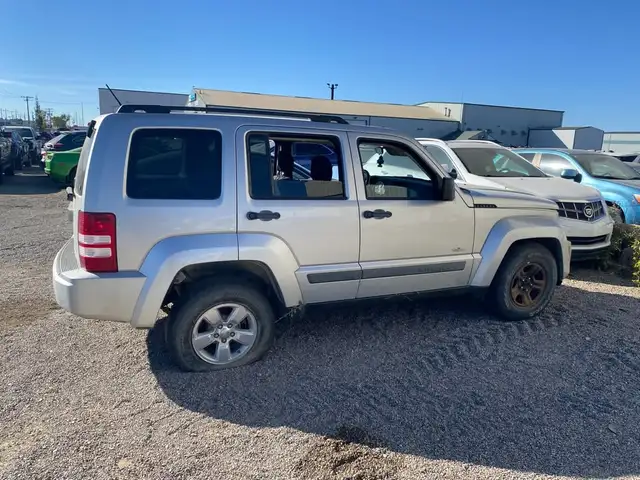 2012 Jeep Liberty 4WD Sport *ONLY FOR PARTS* in Auto Body Parts in Regina - Image 5