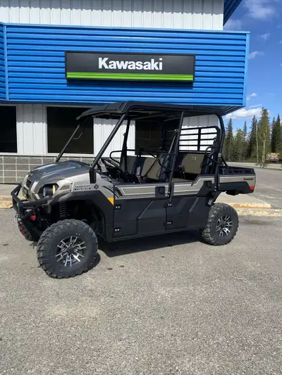 Engine Type: Parallel Twin Displacement: 60.9 cu. in. (999 cc) Bore and Stroke: Bore: 3.62 in. (92 m...