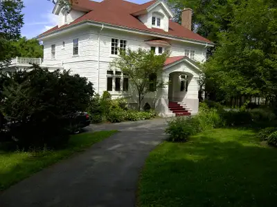 Aug. 1. Spacious room in large home near Dal. $975 all in