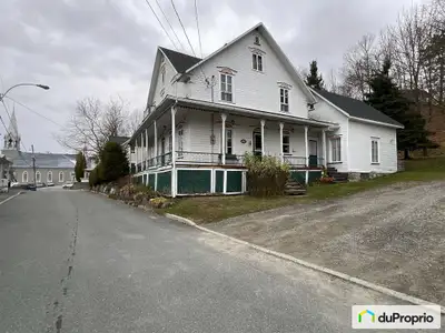 Grande maison ancestrale construite en 1898 à Vallée-Jonction, en plein cur de la Beauce. Vous serez...