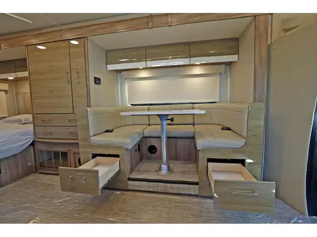 2020 Entegra Coach Qwest 24L 1 extension mercedes turbo diesel S in RVs & Motorhomes in Laval / North Shore - Image 8