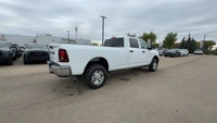 This 2025 RAM 2500 TRADESMAN CREW CAB 4X4 has the following options Hd Vinyl 40/20/40 Split Bench Se... (image 4)