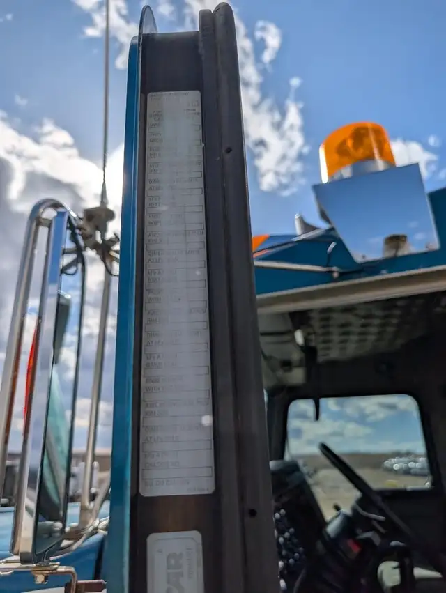 2002 KENWORTH W900B in Heavy Trucks in Saskatoon - Image 28