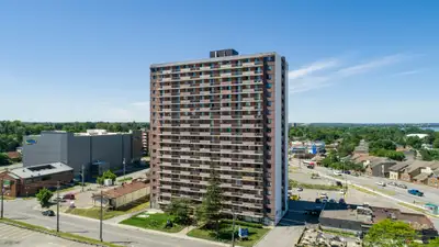 Conveniently located beside Lincoln Fields Shopping Centre near Britannia Beach, Lakeview Apartments...