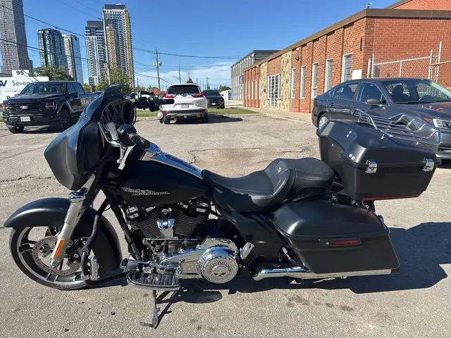 2017 Harley-Davidson Street Glide ~ STREET GLIDE ~ 107CI ~ DETAT in Sport Touring in City of Toronto - Image 3