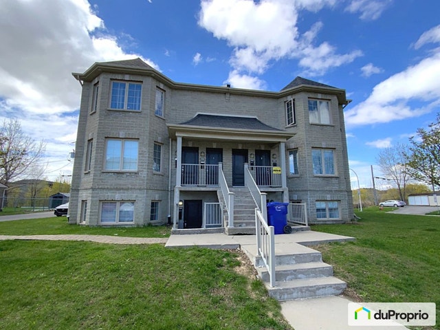 $1,049,000 - Triplex for sale in Chomedey — photo 1