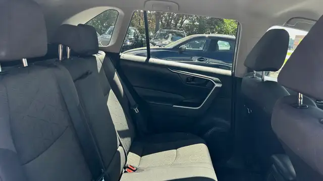 2021 Toyota RAV4 LE -NO ACCIDENT-LOW MILEAGE-BLIND SPOT MONITOR- in Cars & Trucks in Markham / York Region - Image 31