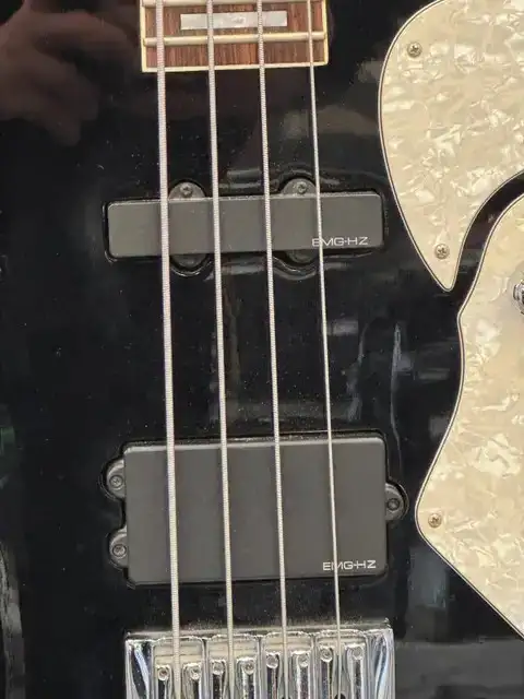 Schecter Stargazer-4 Electric Bass in Guitars in Oakville / Halton Region - Image 5