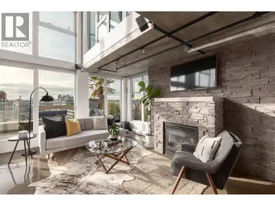 Experience the height of urban luxury at THE EDGE. An Artist's paradise, this exceptionally rare Liv...