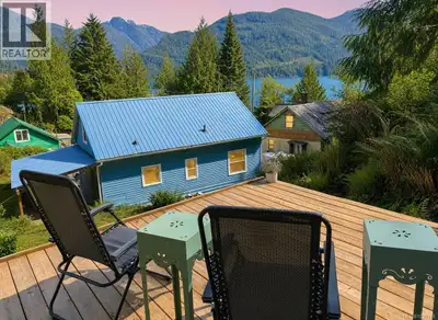 A charming Tahsis cottage you'll look forward to returning to again & again. Perched above the villa...