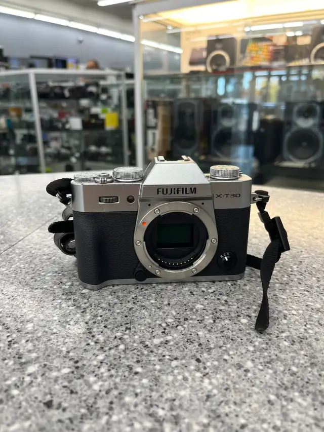 Fujifilm X-T30 II Mirrorless Camera (body only) in Cameras & Camcorders in City of Toronto - Image 2