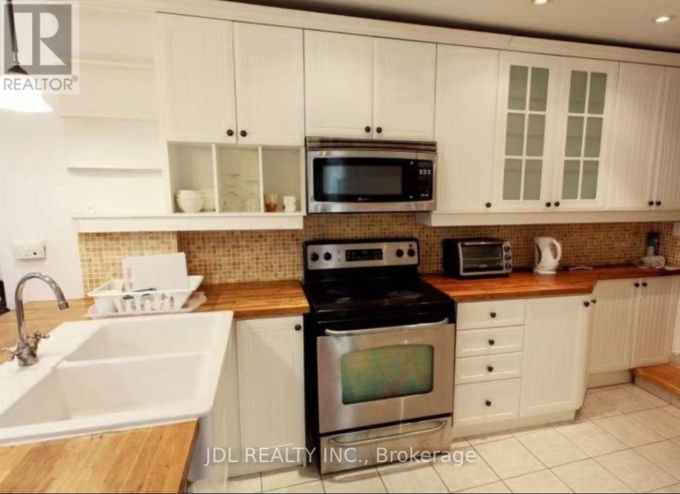 UNIT A MAIN FLOOR - 298 ROBERT ST STREET Toronto (University), O 5