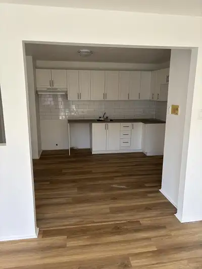 4 1/2 rénové à louer. Immeuble bien entretenu, service de conciergerie sur place. 1 place de station...