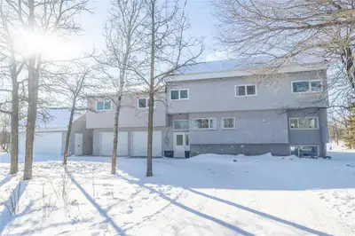 R16//Kleefeld/Idyllic 5-acre country retreat just 15 minutes from Steinbach! This beautiful mature p...