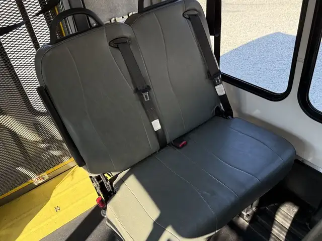2016 Ford E-350 Econoline Super Duty 8 Passenger Wheelchair Acce in Heavy Trucks in City of Montréal - Image 20