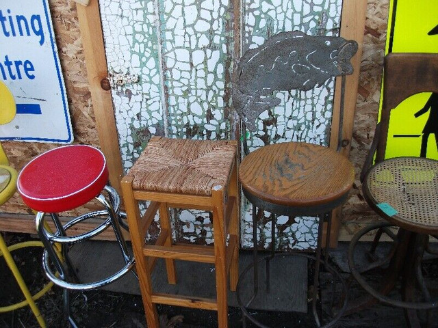 !5 Assorted Stools in Chairs & Recliners in Belleville - Image 3