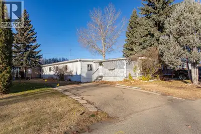 Spacious Lacombe Mobile Home – Room for Everyone!Welcome to this beautiful mobile home with over 1,7...