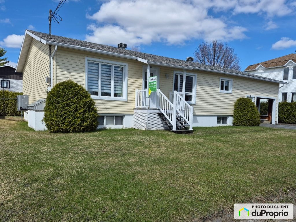 $230,300 - Bungalow for sale in Disraeli — photo 1