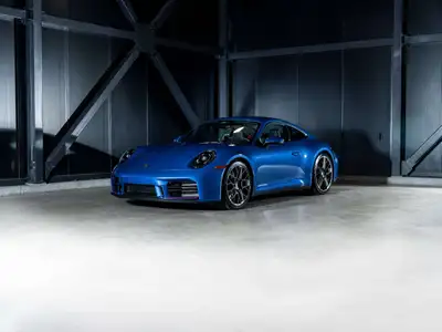 Toit ouvrant, Bluetooth . Engine: Moteur à 6 cylindres plats 3.0L