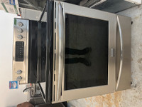 2217-Cuisinière Frigidaire Stainless stove