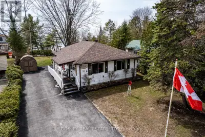 A Four-Season Retreat Steps to the Sandy Shores of Georgian Bay. This cozy well-maintained home offe...