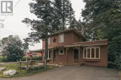 Welcome to 696 Victoria Street. This beautiful property, located in a strategic area of the city of...