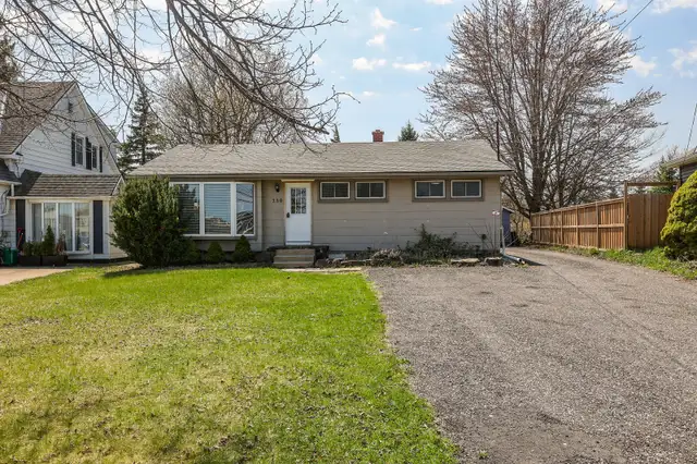 BUNGALOW LIVING IN THE HEART OF SMITHVILLE - 3 BED, 1 BATH in Houses for Sale in Hamilton - Image 2