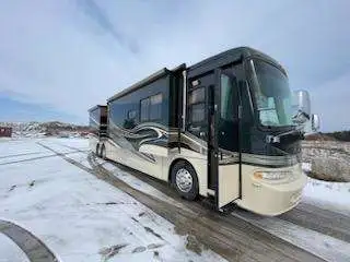 PRICE REDUCED! Beautifully maintained luxury coach. Cummins ISL 400 diesel Trailing axle Separate ki...