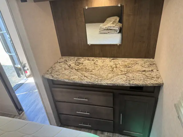 2019 Forest River SURVEYOR 285 IKLE in Travel Trailers & Campers in St. Albert - Image 17