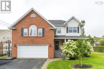 Set on a quiet cul-de-sac in highly sought-after Portland Hills, 5 Edgewater Close is the kind of ho...