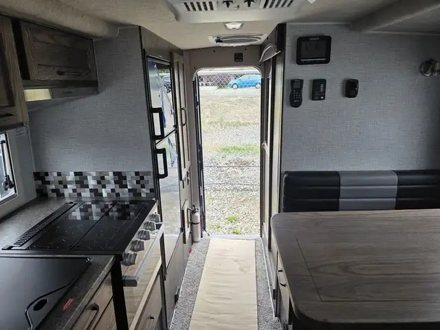 2026 Northern Lite Limited Edition 8-11EXLEDB Face-to-Face Dinet in Travel Trailers & Campers in Penticton - Image 13