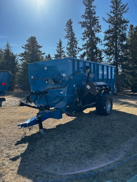 NEW 4625 LUCKNOW 4 AUGER FEED MIXER in Farming Equipment in Lloydminster - Image 3