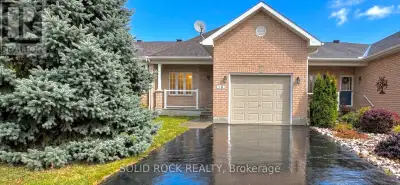 Welcome to this fantastic bungalow in the heart of Arnprior! This well-appointed middle-unit bungalo...