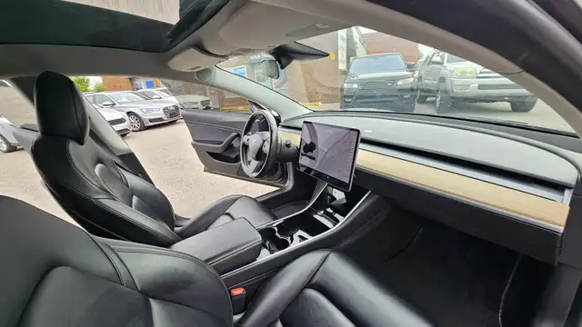 This Sedan/Saloon powered by a Electric engine.SPECIFICATIONS:5579283232103014415