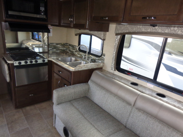 Check This Out, C-Class Motorhome with Bunks!!! Thor Chateau 30D in RVs & Motorhomes in Markham / York Region - Image 3