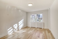 Renovated Akelius one bedroom apartment for rent. Located near Ch. Queen Mary and Rue Ponsard in the... (image 2)