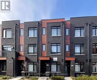 Bright & Spacious 3 Bedroom Townhouse In The Heart Of Richmond Hill. Modern Kitchen With Island. Hug...