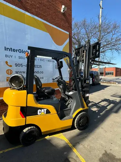 Used CAT Forklift – Model 2C5000 LPG | 5000 lbs Capacity Well-maintained CAT forklift with short mas...