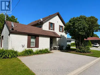 Positive cash flowing tri-plex walking distance to downtown Collingwood and Hospital. All tenants in...