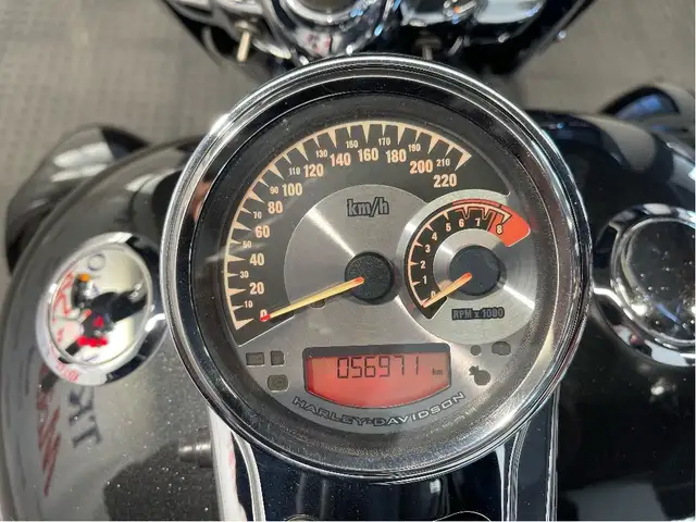 2013 Harley-Davidson CVO Road King 110TH ANNIVERSARY CVO/110 TWI in Street, Cruisers & Choppers in North Bay - Image 8